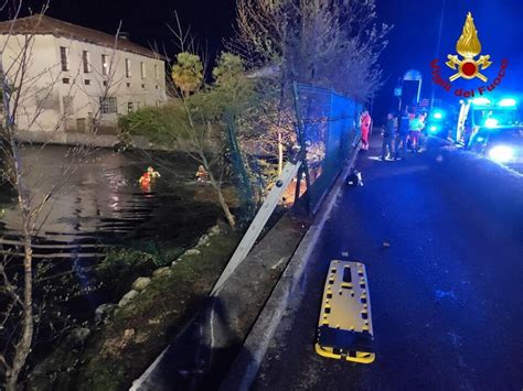 incidente stradale porcia|Pordenone, coppia in auto finisce nel lago: morto un。